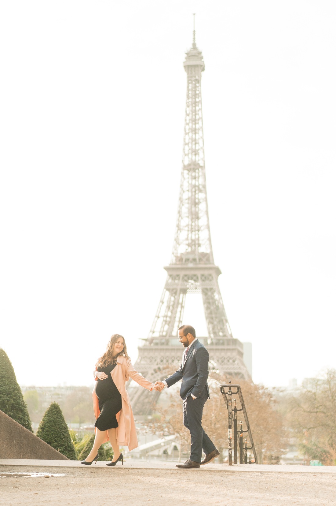 babymoon in paris portraits Trocadero and Eiffel Tower 2
