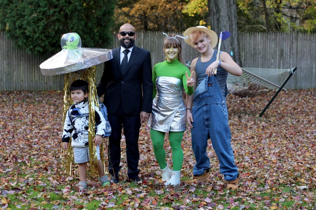 DIY Family Costume: Alien Abduction